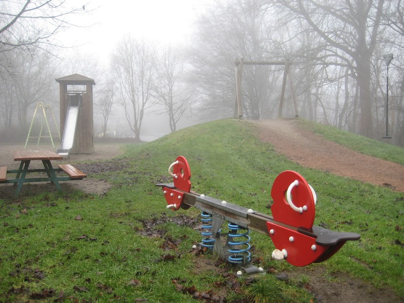 Spielplatz mit Grillplatz