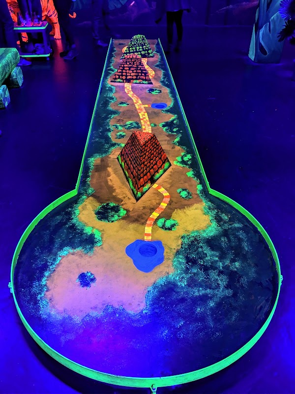 Blacklightarena 3D Schwarzlicht Minigolf / Escape-Room Senden