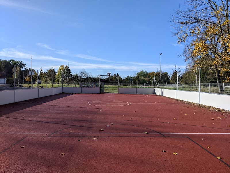 Fußball- und Basketballfeld