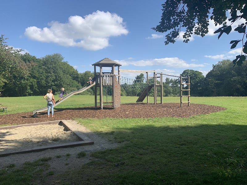Spielplatz an der Tiefenhöhle mit Grillstelle