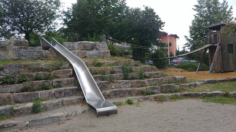 Spielplatz mit Wackelbrücke