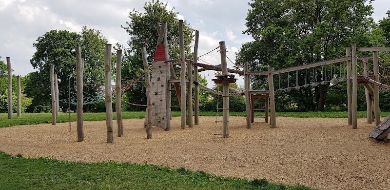 Spielplatz und Spielwiese