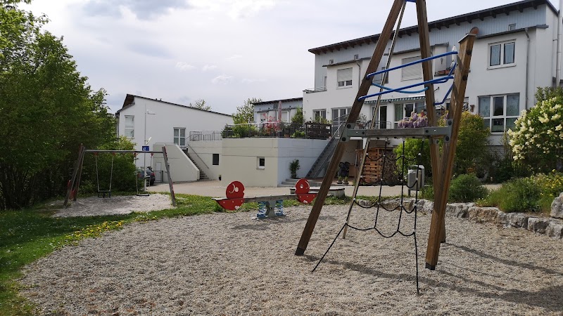 Spielplatz mit Babyschaukel